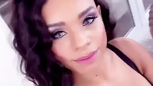 Wwe - renee michelle barbados'ta büyük göğüs dekoltesi gösteriyor