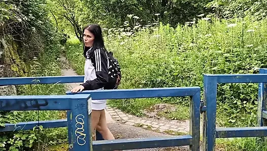 Çıplak açık havada bacaklarını açıyor ve işiyor