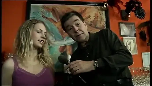 Mükemmel büyük memeli genç kız profesyonel muamele alıyor