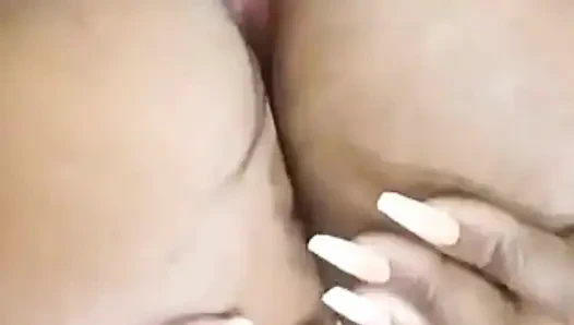 Otoriter büyük memeli zenci orgazmının kontrolünü eline alıyor, ne yapmam gerektiğini söyleyen seksi kontrol edici sesimi dinle