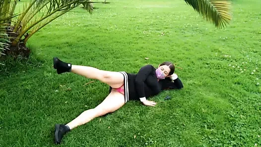 Latin sürtük üvey anne parkta iç çamaşırını ve vajinasını gösteriyor 1-2