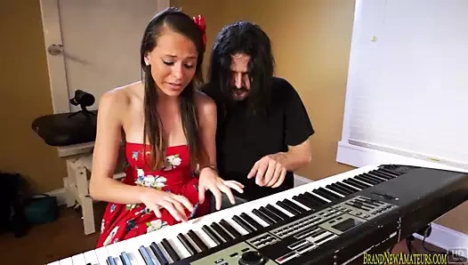 Sıcak genç bir şarkıcı olmak isteyen horoz berbat