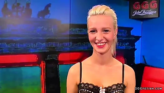 Jessy verir oral seks ve alır boşalan ve bukkakes