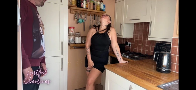 Orta yaşlı seksi kadın beni sikmeden önce tam önümde işedi