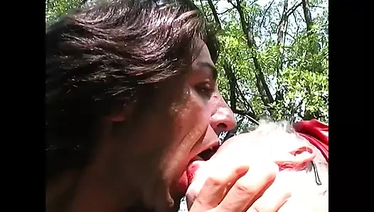 Ormanda büyük sürtük ile grup seks