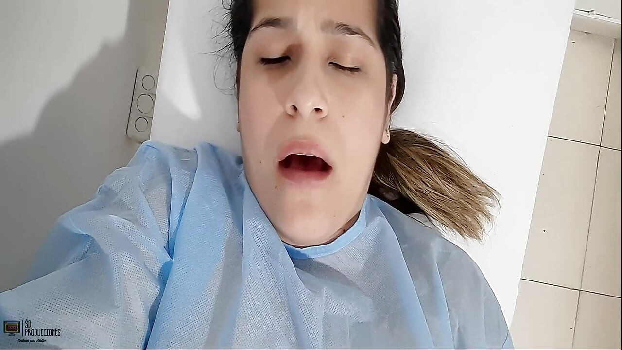 Parmaklarım yeterli değil, amım daha fazla hissetmek istiyor, doktor gel bana tekrar dokun- İspanyolca porno
