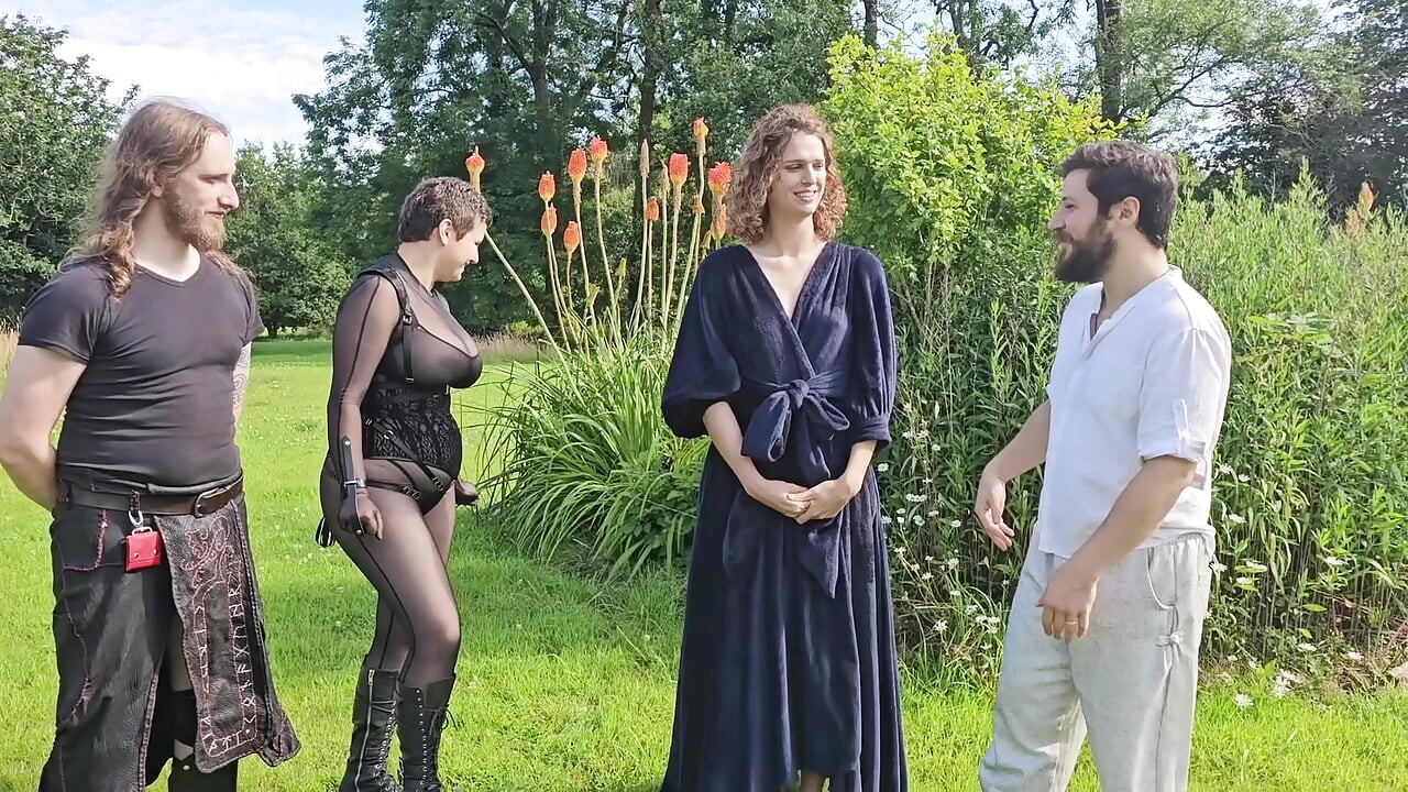 Melodili BDSM çarpma sahnesi: kırbaçlama, kırbaçlama, ısırma, kürek çekme (Pudibondage ile birlikte)