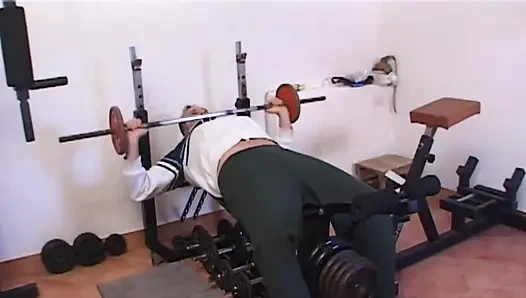 Yaramaz genç kız spor salonunda olgun bir yarakla meşgul
