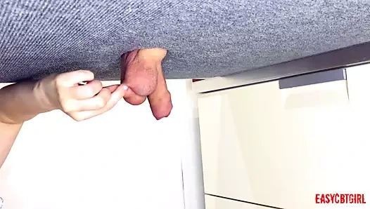 Metres parmağını taşaklara doğrultuyor ve parmaklarını şıklatıyor