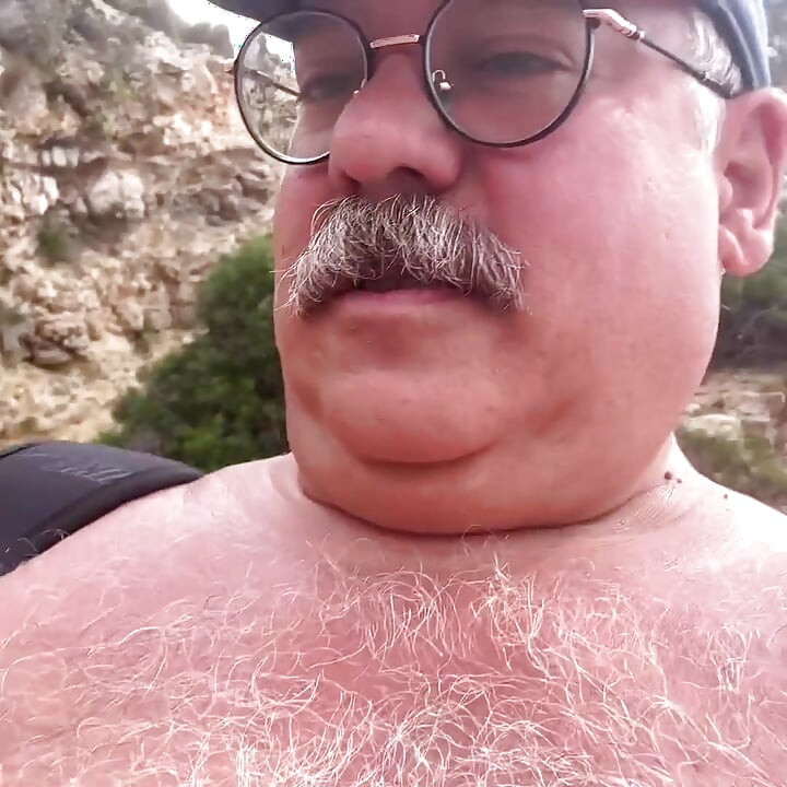 Büyük göbekli golfçü emekli yakışıklı yaşlı adam