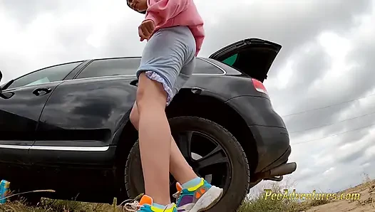 Hipster kız bacaklarıyla işiyor açık havada açıldı