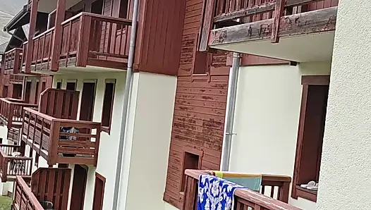 İlk Dağda Bir Balkonda Küçük Fransız Fışkırtma