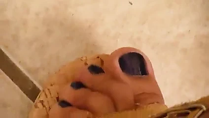 Mükemmel bacaklar ve ayaklar kama topuklu ayakkabılar