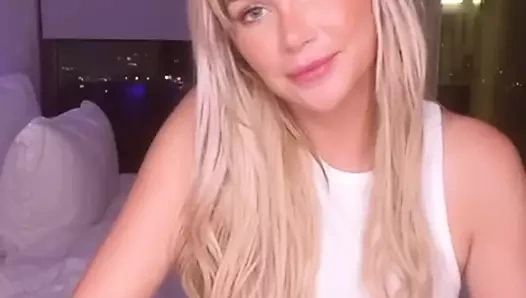 Tombul ABD'li sürtük boşalana kadar kendini parmaklıyor