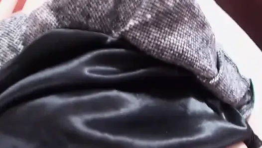 Orta yaşlı seksi kadınlar yarak emiyor ve yüzüne boşalana kadar sert sikiliyor