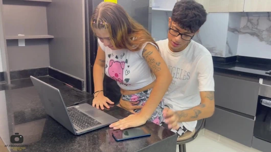 Küçük üvey kız kardeşime büyük yarağımı hissettirirken bilgisayarımla nasıl oynayacaklarını öğretiyorum.