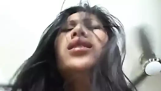 Minyon Asyalı güzellik sert bir yarak üzerinde yukarı ve aşağı zıplıyor