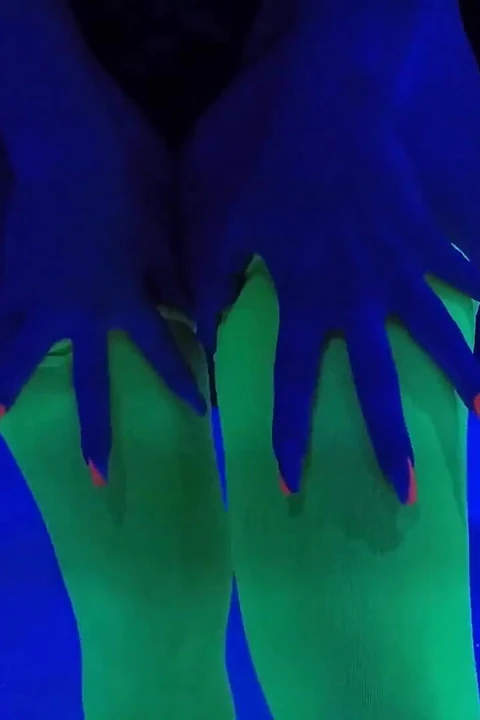 Bu orta yaşlı seksi kadını iş başında görmek ister misin?