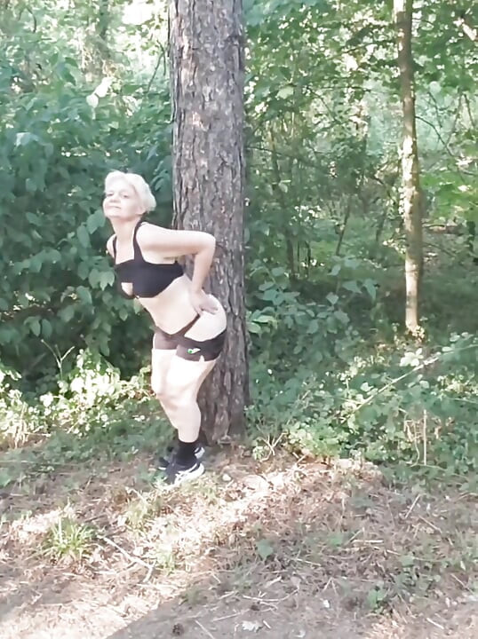 İyi Bir Penis Beklerken Ormanda Küçük Orospu Oynuyorum.