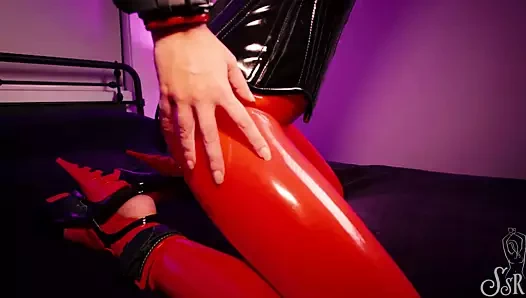 Renee kırmızı lateks, bekaret kemeri, yaka ve manşetlerle zincirlenmiş