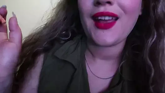 Sevimli kadın dudaklarını kırmızıya boyuyor ve sigara içiyor.