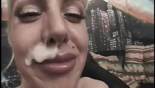 Genç sarışın yarak emmede uzman ve dölleniyor