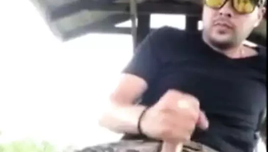 Yüzünüze askeri dümdüz ateş ediyor