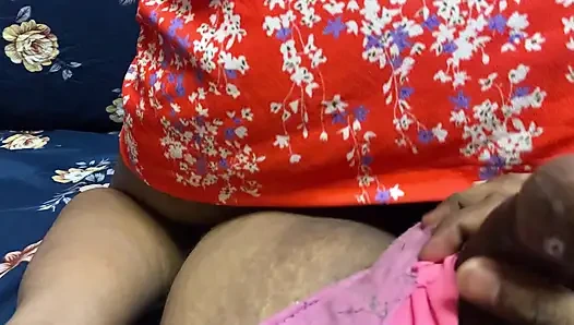 Üvey kız kardeşini banyodan sonra sikiyor