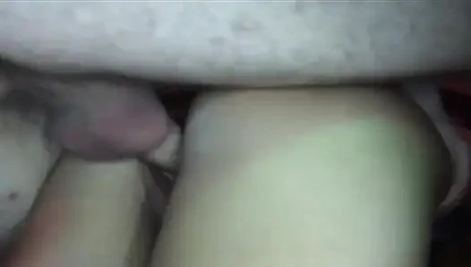 Yakalı kızıl saçlı orta yaşlı seksi kadın birden fazla yarak alıyor ve yükleniyor