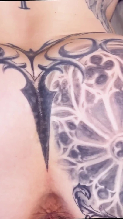 Dövmeli genç kız onu derine alıyor - bakış açısı, titreyen ve vahşi