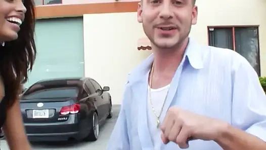 Esmer bronzlaşmış genç kız sert sikişten sonra açgözlü ağzına ateşli bir şekilde boşalıyor