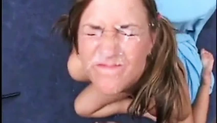 Karıştırmak boşalmak üzerinde ona yüz