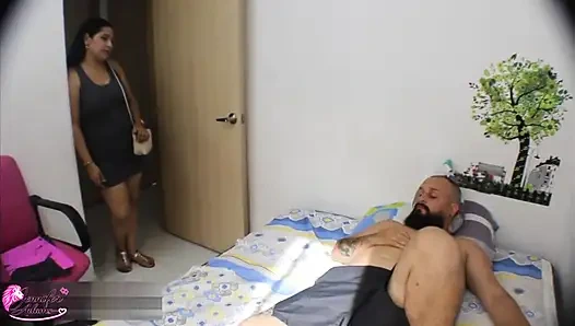 Milf üvey anne, üvey oğlunu sevdiğini ve ona bir penis vermesi karşılığında onu teselli edebileceğini itiraf eder - Porno