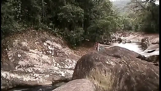 Seksi İspanyol genç kız nehir kenarında götünü siktiriyor, ateşli bir yüze boşalma alıyor