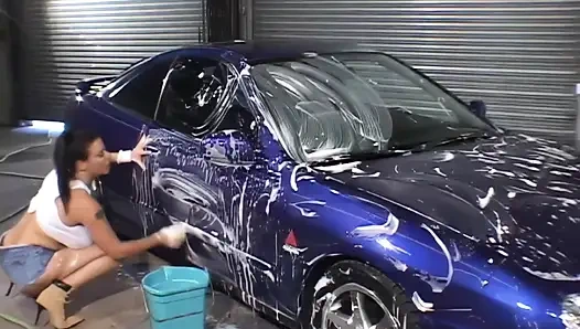 Araba yıkamada çalışıyor