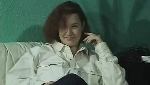 Kocaman doğal göğüslere sahip sevimli bir genç