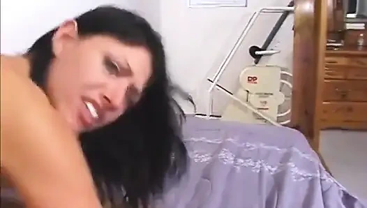 Tüm doğal sürtükler ateşli anal üçlü seksin tadını çıkarıyor