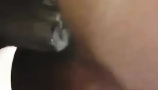 Göt deliğini derinden ve sert bir şekilde mahvediyor! Genç üvey kız götten sikilmeyi seviyor