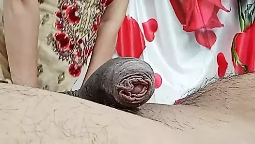 Harika oyuncu orta yaşlı seksi kadın büyük zenci yarağına dokunuyor.