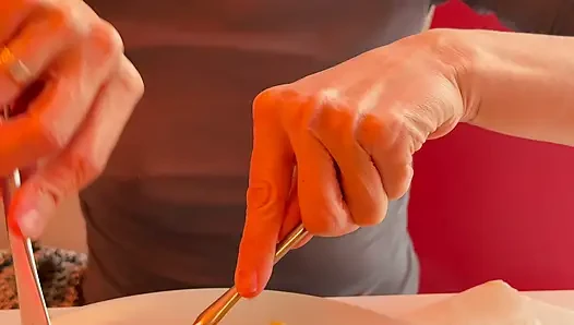 Tamamen dolgun üst giyen bir restoranda öğle yemeği yiyorum pirsingli meme uçlarımı ve seksi göğüslerimi teşhir ediyor