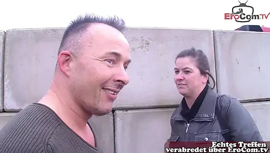 Alman ev hanımı sokakta yaklaştı ve sevişmeye ikna edildi