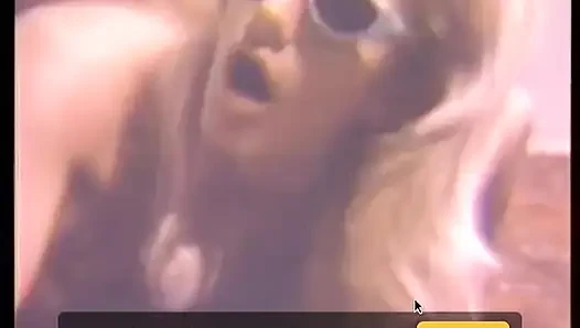 Sarışın kıllı amcık aldatan evli kadın zenci erkeğini emiyor ve sikiyor (videoda müzikten başka ses yok)