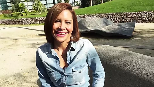 Olgun ve seksi kadın götten sikiliyor