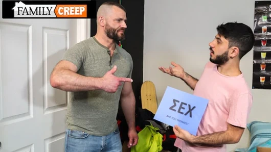 Hazır mısınız? Kıllı twink yemini daha büyük ateşli adamla sikişiyor