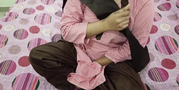 Ateşli Hintli üniversiteli kız öğretmenle anal sikişiyor