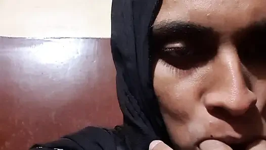 Hintli seksi travesti parmaklıyor