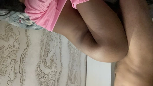 Zoya'nın çok seksi bir sırtı ve büyük göğüsleri var. Ders çalışmaya geldiğinde onu evimde çok sert siktim