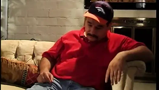 Sürtük denetçi için bacaklarını açıyor ve mastürbasyon yapıyor