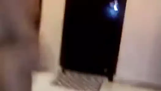 Dans ediyor, bakıyor