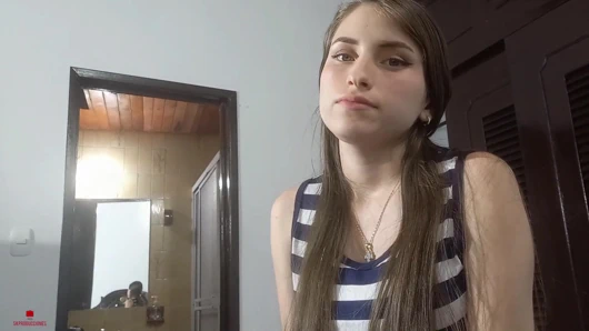 Masum yüzlü üvey kız kardeşim bana harika bir oral seks yapmasına izin vermemi istiyor